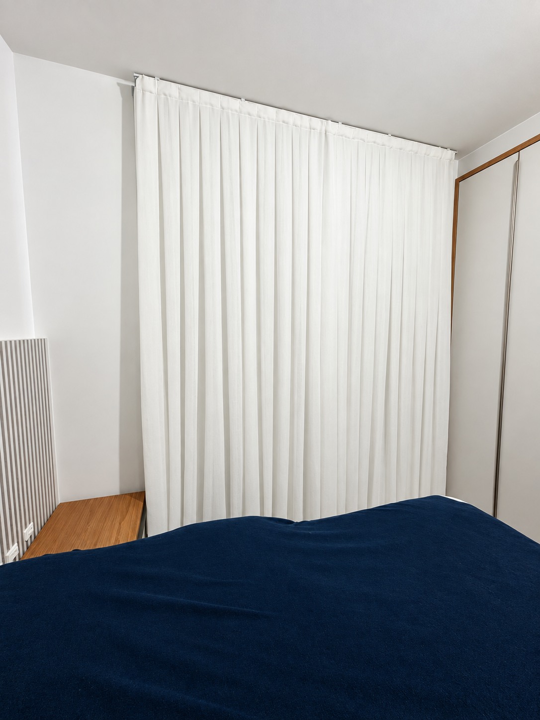 Cortina branca com ondas suaves em um quarto