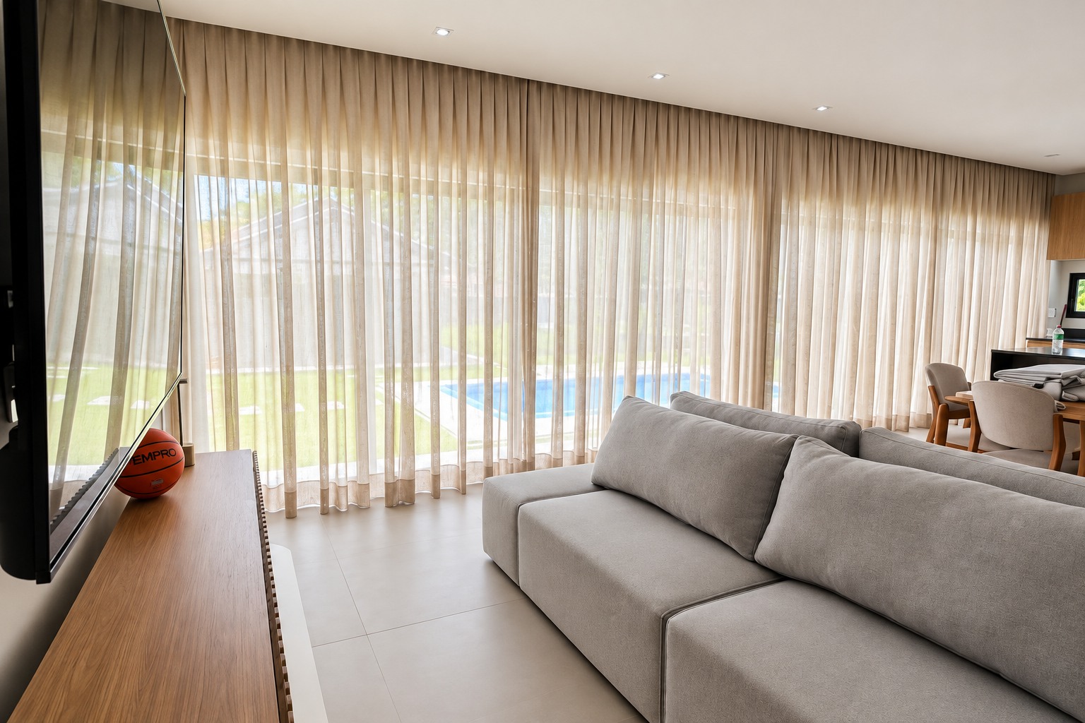 Cortinas leves em uma sala de estar